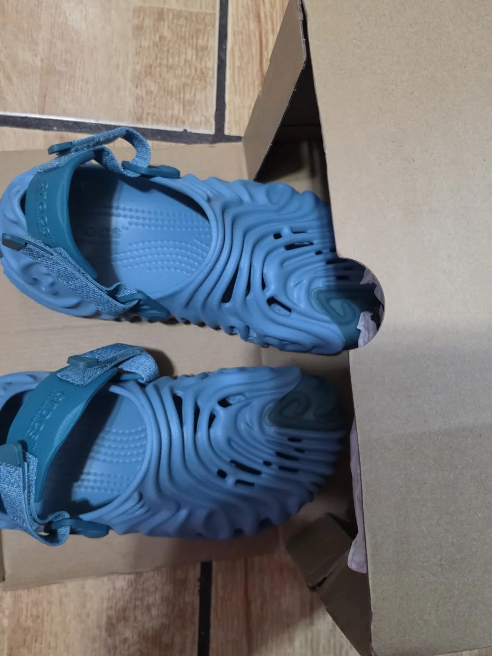 salehbemberry CROCS 7y Aqua Textured Slide with Adjustable Heel Strap.